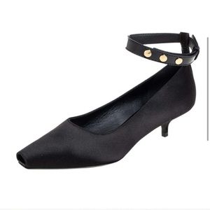NWOB Burberry | black satin peep toe pump